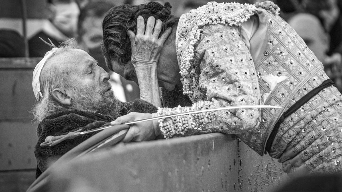 Una imagen del brindis de Morante a Ripollés, en el Top 10 de España