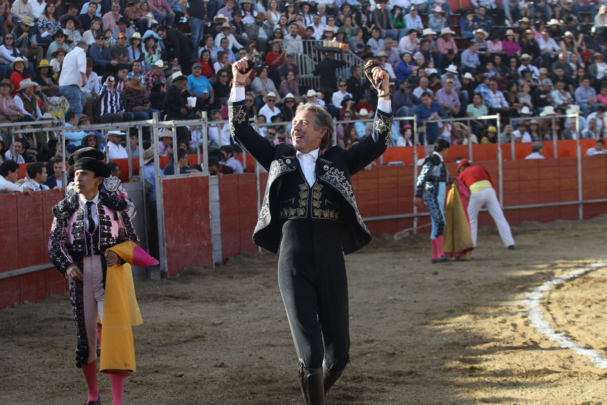 Otro pleno de Pablo Hermoso de Mendoza, a hombros con Javier Cortés y Juan Pablo Sánchez en Tequila