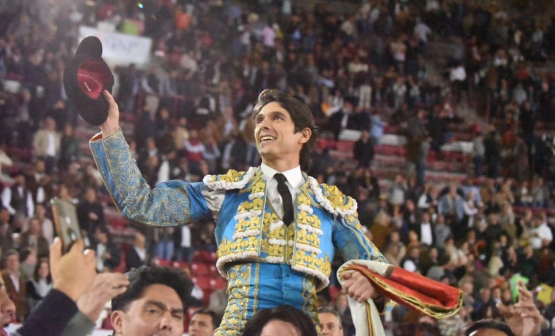 Sebastián Castella, primera puerta grande de la temporada de La México