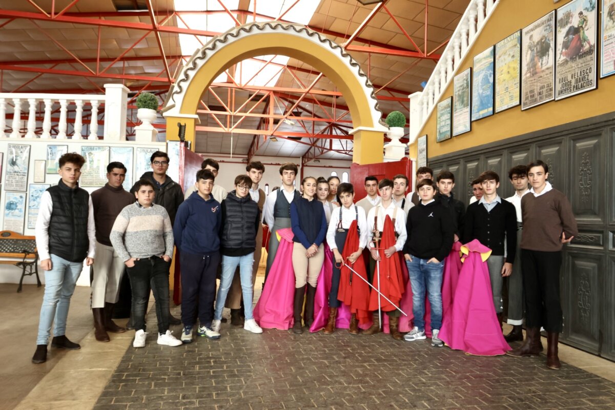 Los alumnos de la Escuela Taurina de Alicante comienzan el curso en la ganadería de Nazario Ibáñez