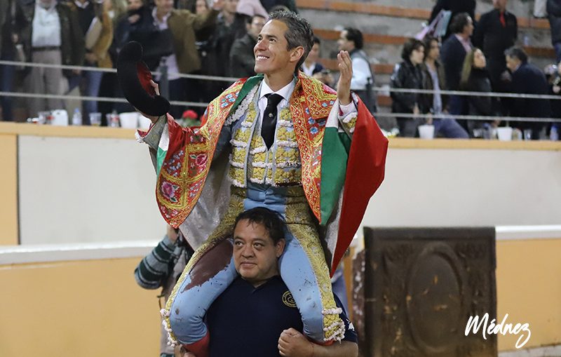 Diego Silveti, dos orejas y a hombros en Juriquilla