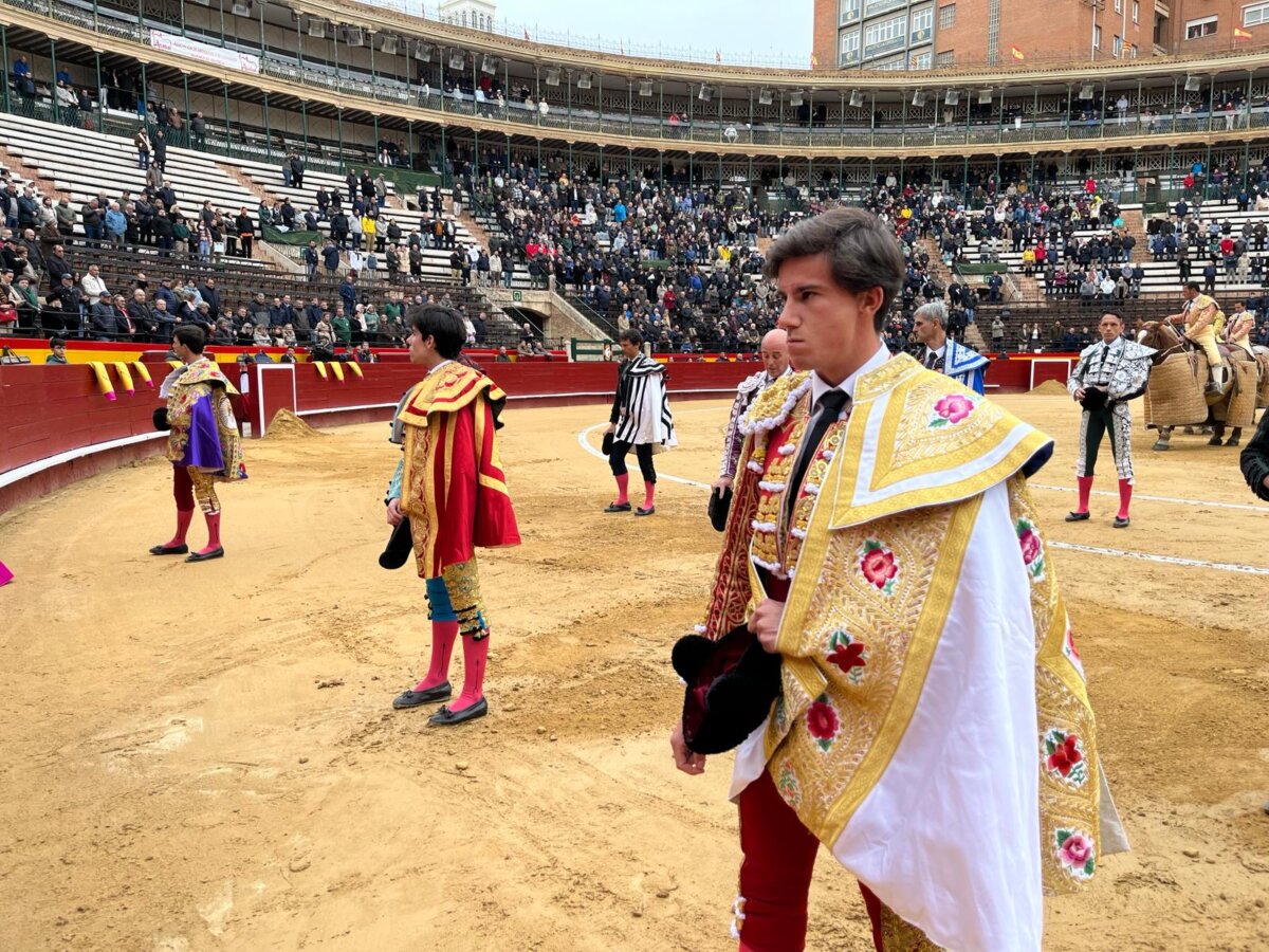 Sentido minuto de silencio por las víctimas del incendio de Campanar