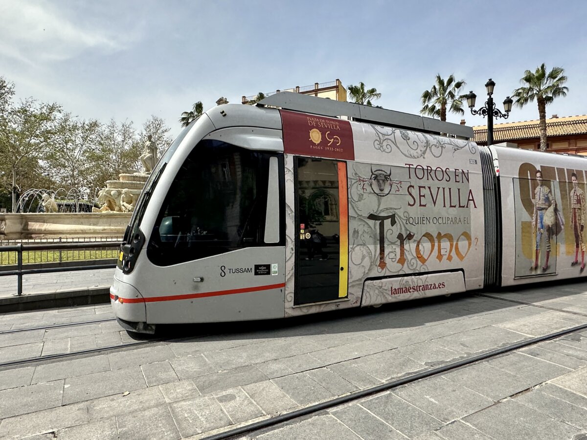 Un tranvía taurino recorre Sevilla y muestra la pugna por el trono del toreo