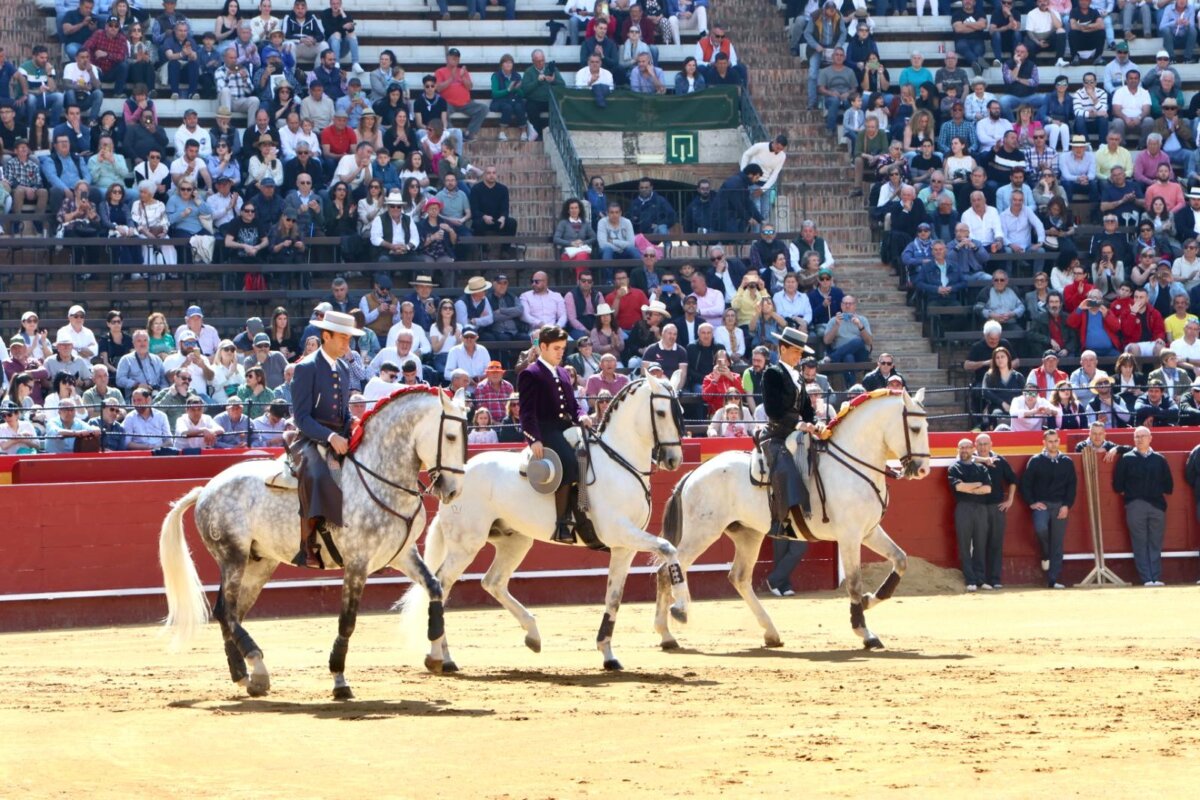 Galán, Lea Vicens y Guillermo Hermoso, oreja en la matinal de Valencia