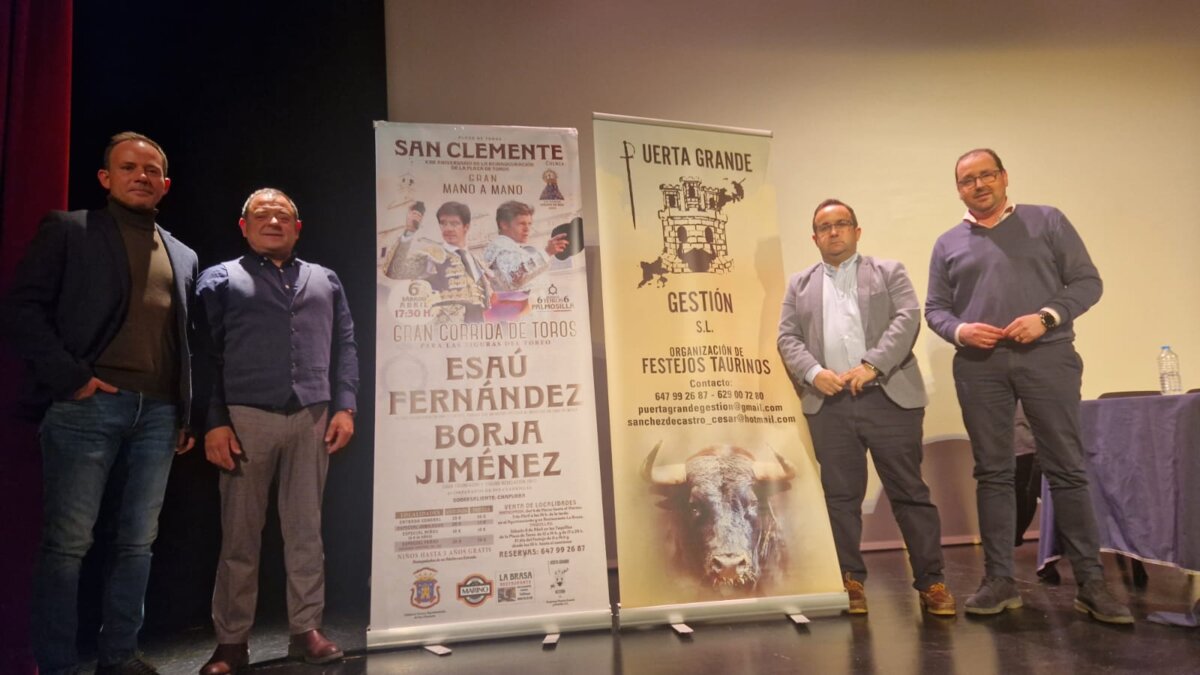 Mano a mano de dos gallos en San Clemente