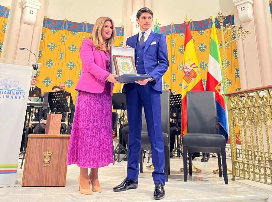 Sebastián Castella recibe el Trofeo Manolete 2023 al triunfador de Linares