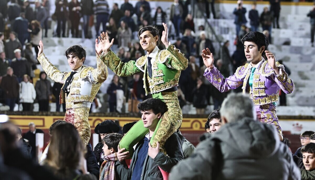 Los novillos de La Cercada permiten soñar el toreo a Domínguez, Sánchez y El Mella en Olivenza