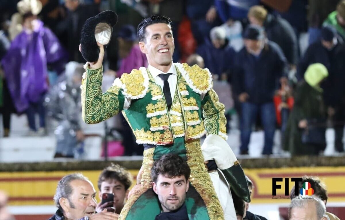 La magia de Talavante salva una desapacible tarde en Olivenza