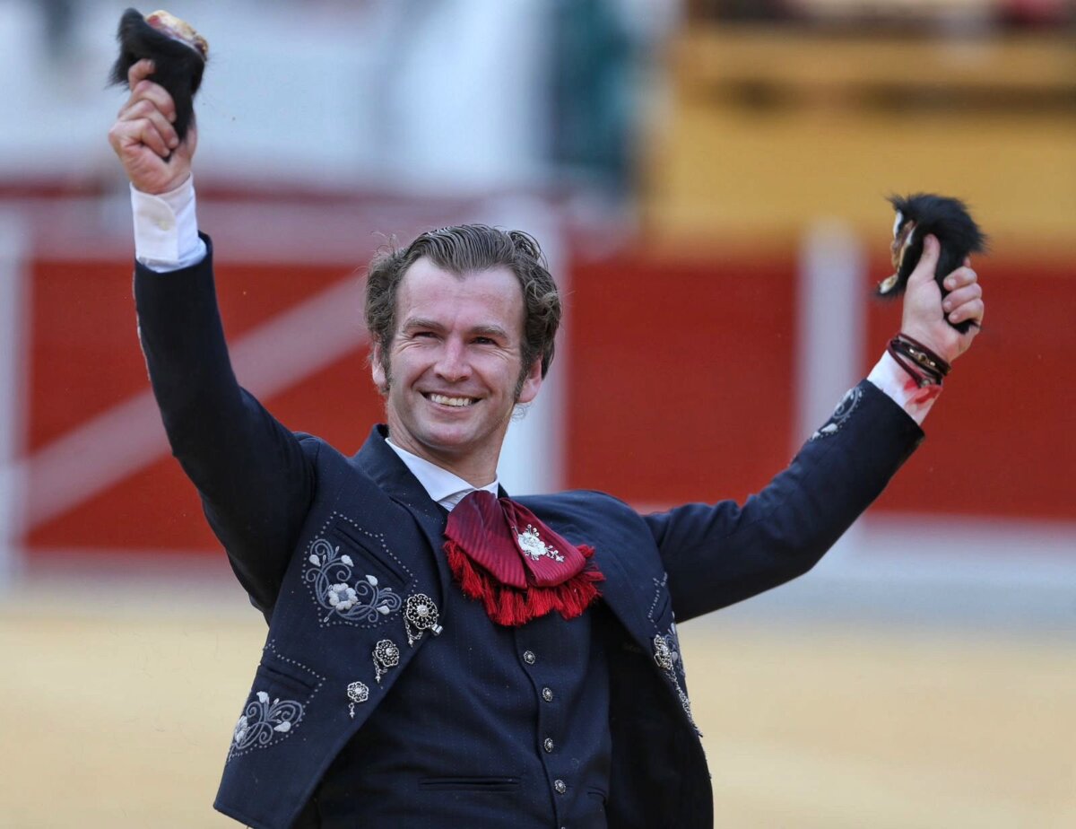 Excelente tarde de toros y toreros en el festival de Ubrique