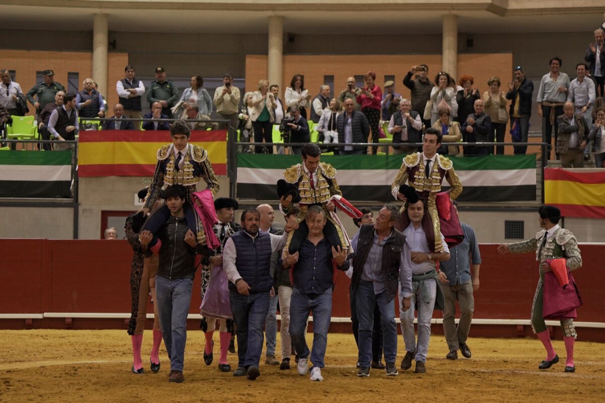 Triunfal regreso de los toros a Navalmoral de la Mata: Castella, De Justo y Rufo, a hombros