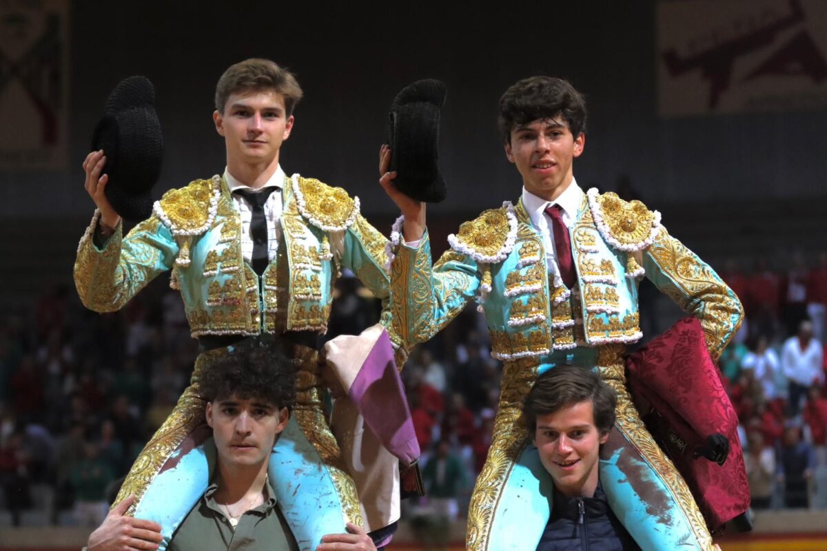 Julio Méndez, vencedor del Zapato de Plata, a hombros con Ruiz de Velasco en Arnedo