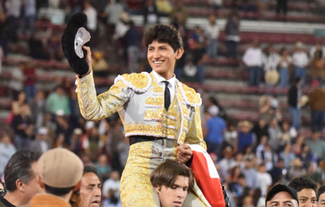 Osornio, a hombros en el cierre de temporada en la Plaza México