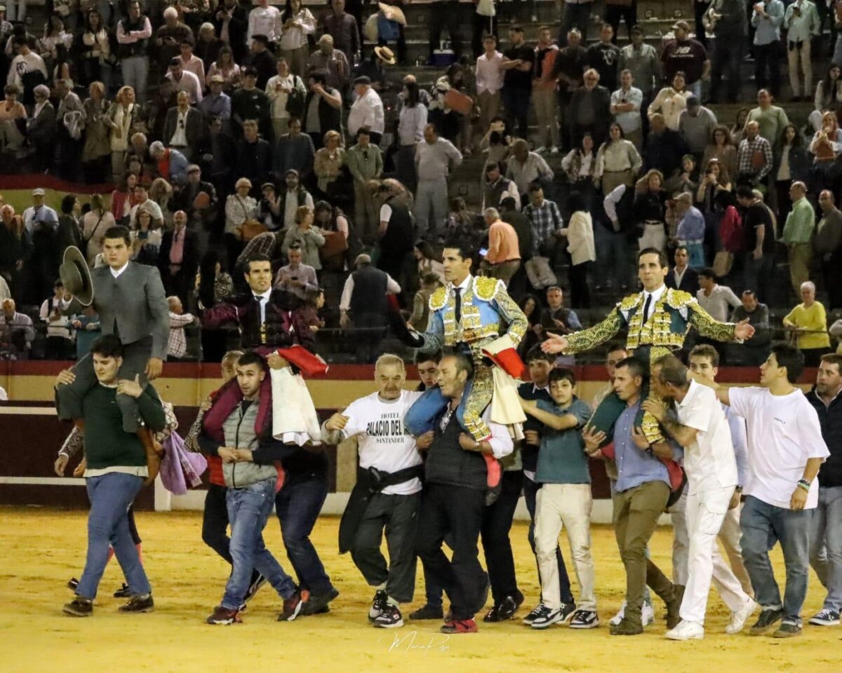 Ocho orejas, un indulto y un llenazo, Almendralejo saca músculo