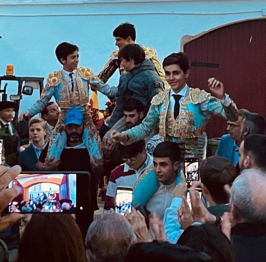 Román, Pérez y González, juventud con temple de veteranos, a hombros en La Línea