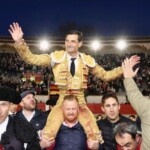 Paco Ureña salió a hombros en la reinauguración de la plaza de Sutullena.