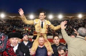 Paco Ureña salió a hombros en la reinauguración de la plaza de Sutullena.