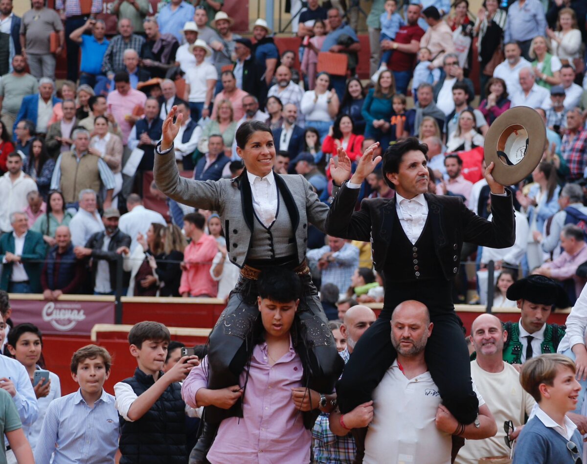 Tarde de triunfo grande de Diego Ventura y Lea Vicens, siete orejas en Sanlúcar de Barrameda