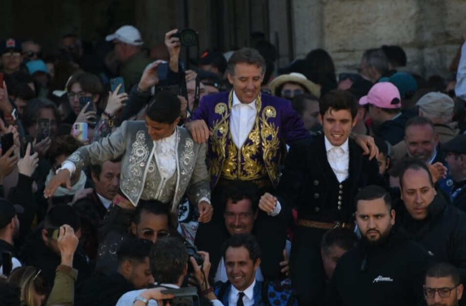 Pablo y Guillermo Hermoso de Mendoza, cumbres en Arles, a hombros junto a Lea Vicens