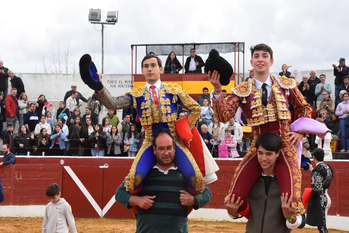 Pedro Andrés, dos orejas en su debut con caballos, a hombros con Ismael Martín en Villoria