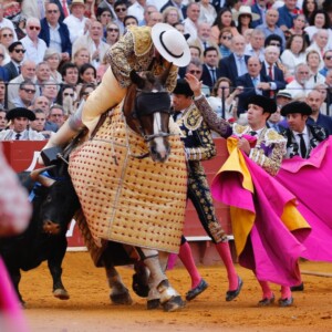 El quite providencial de Manzanares. Foto: Arjona