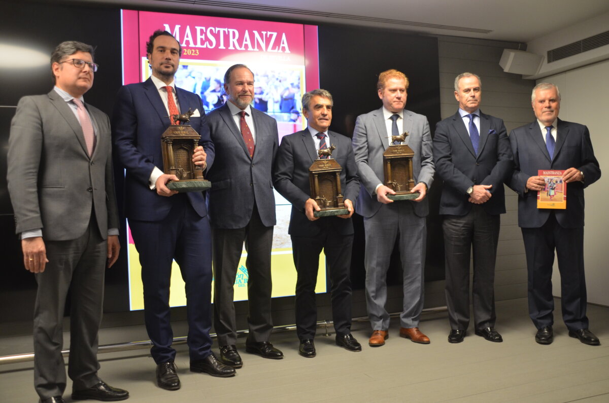 Caja Rural entrega sus XVIII Trofeos Pepe Luis Vázquez y presenta el libro Maestranza