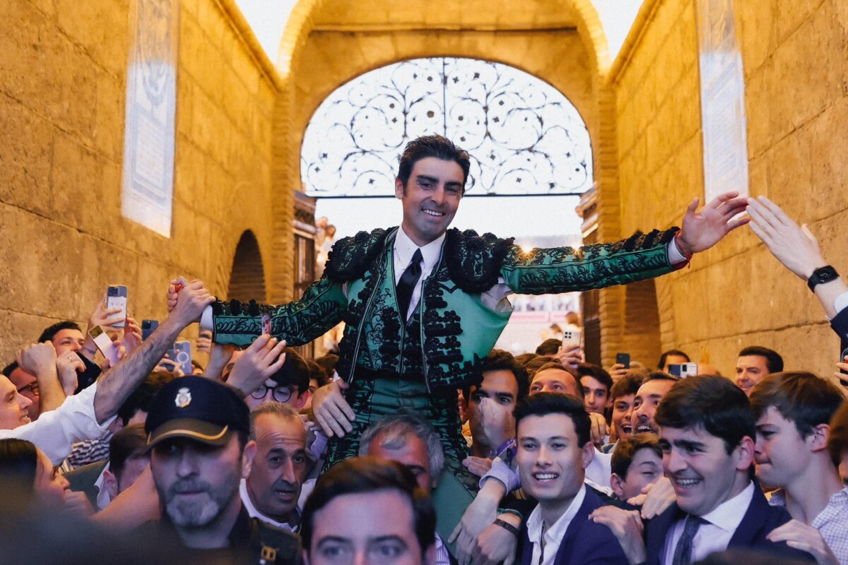 Perera abre su primera Puerta del Príncipe de Sevilla a hombros de la nobleza de Oloroso