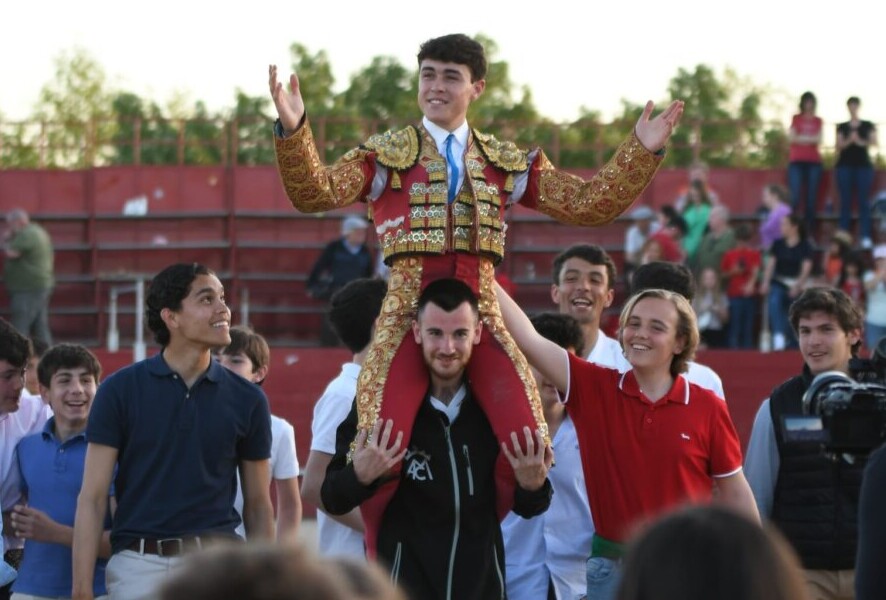Importante Jarocho, dos orejas de un novillo de Flor de Jara de vuelta en Talamanca de Jarama