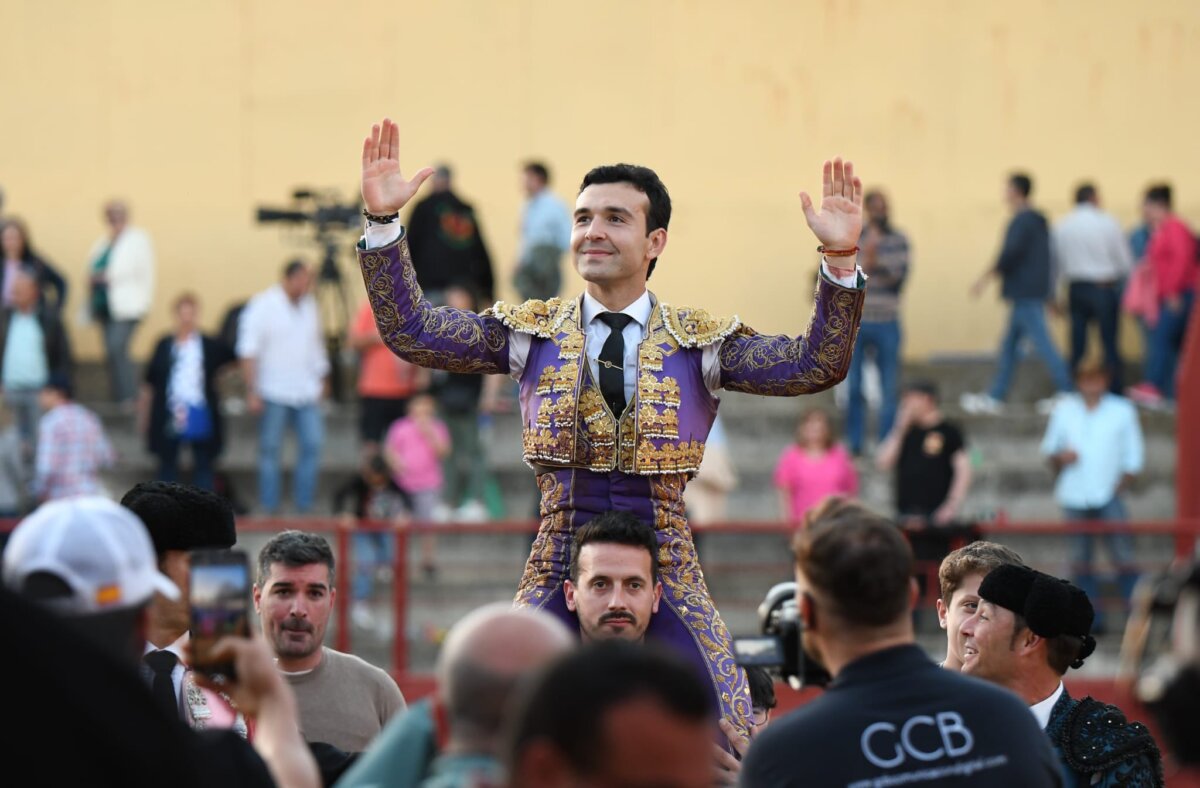 Cristian Pérez causa impresión y corta tres orejas en Algete