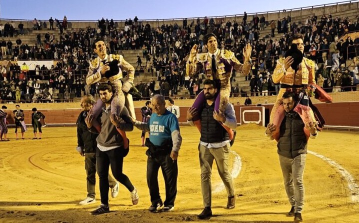 Llenazo, triple triunfo y la alegría de la vuelta de los toros a Móstoles