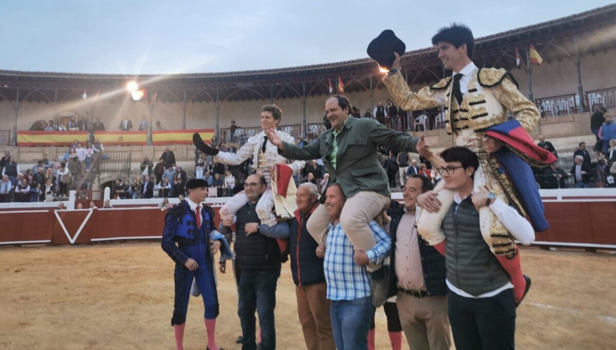 Esaú Fernández, Borja Jiménez y La Palmosilla, tarde de las que hacen afición en San Clemente