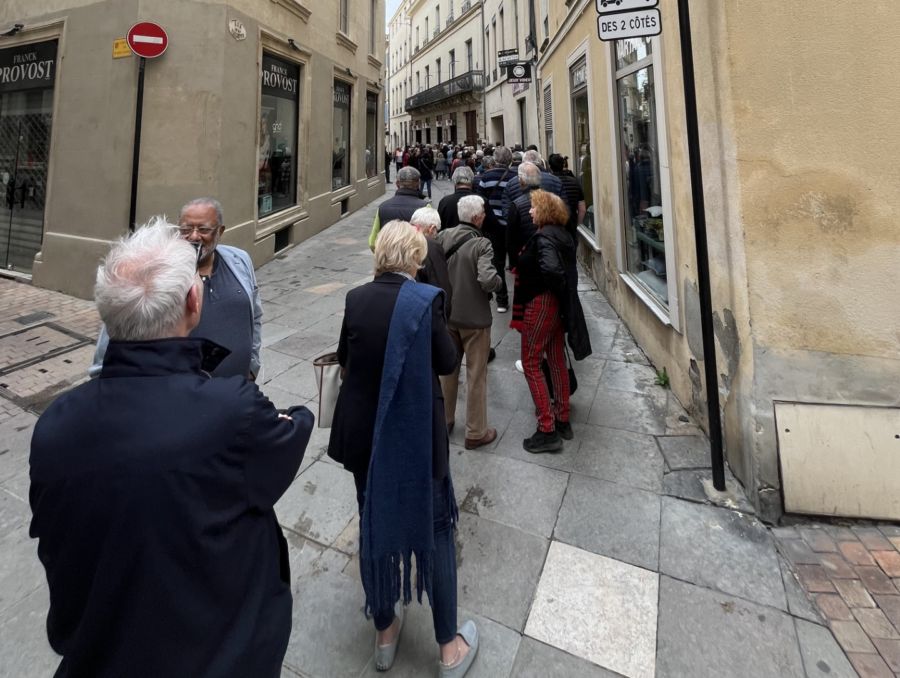 Enorme expectación y largas colas ante la reaparición de Ponce en Nimes