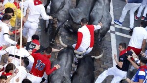 El corredor Mateo Ferris, entre los toros de José Escolar en Pamplona.