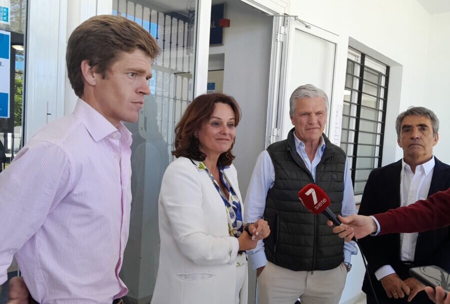 La alcaldesa, junto a la representación taurina, atendiendo a los medios.