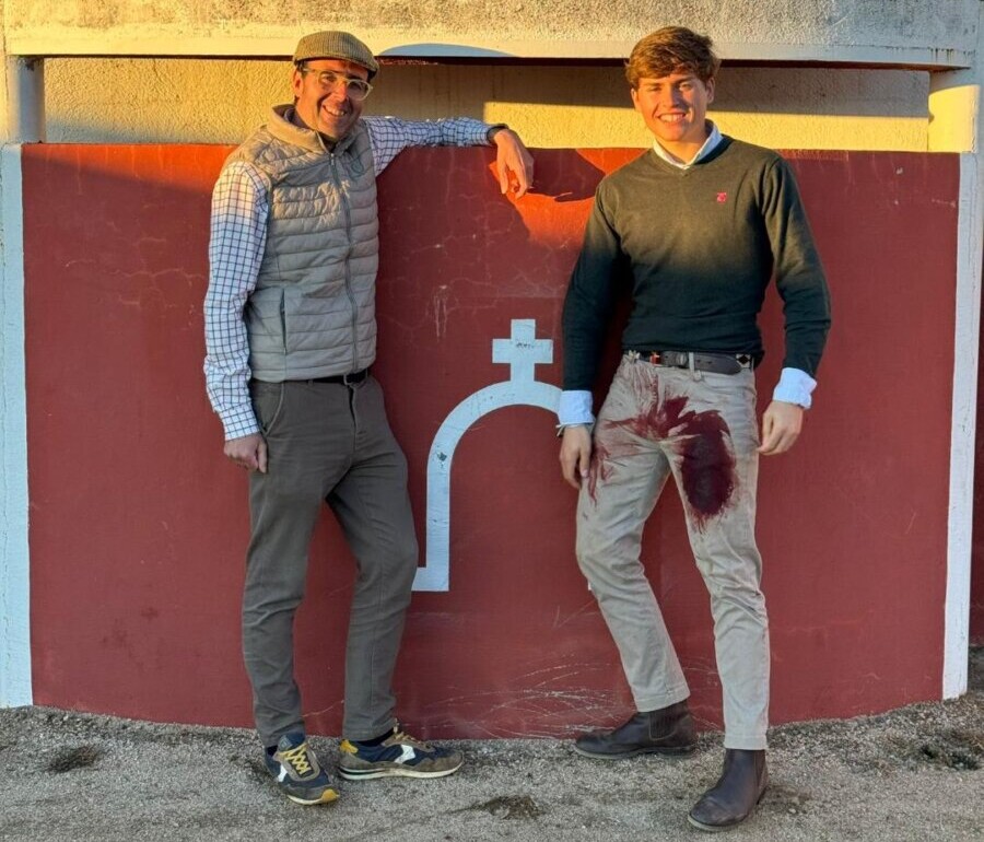 El prometedor novillero Álvaro Serrano, con apoderado