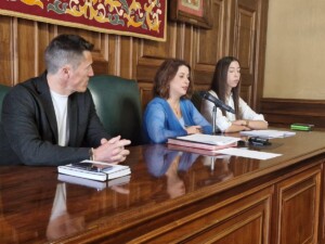 La alcaldesa, Emma Buj, en el centro tras la Junta de Gobierno de este lunes.