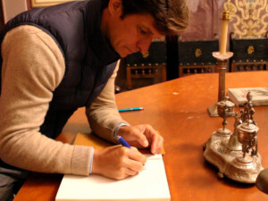 El Juli, firmando en el libro de honor de la institución.