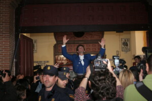 Pablo Hermoso de Mendoza, en una de sus ocho salidas por la puerta grande de Las Ventas.