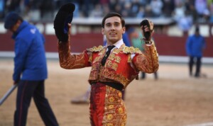 Ismael Martín, con la oreja conquistada este martes en Madrid. Foto: Javier Arroyo