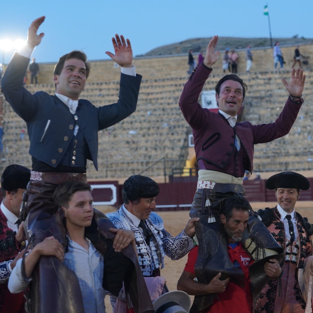 Andy Cartagena y Sebastián Fernández, en hombros en Osuna