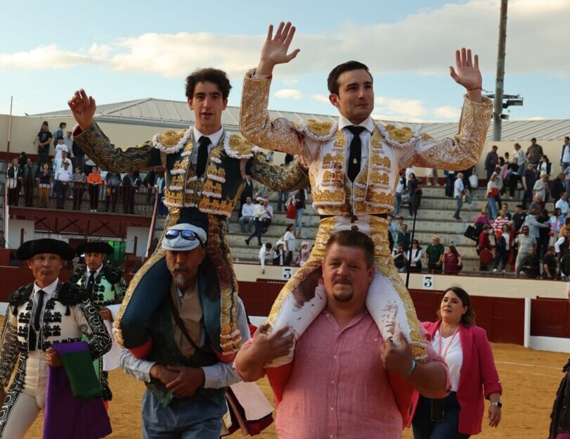 Valdemoro recupera los toros con triunfo en el ruedo y en los tendidos; Molina y Víctor Hernández a hombros