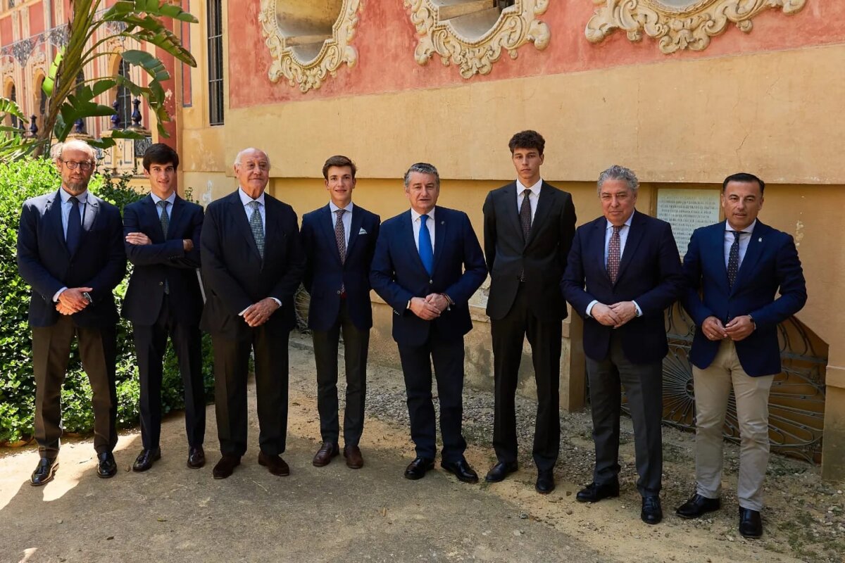 El consejero de la Presidencia recibe a los finalistas de la V edición del Circuito de Novilladas de Andalucía
