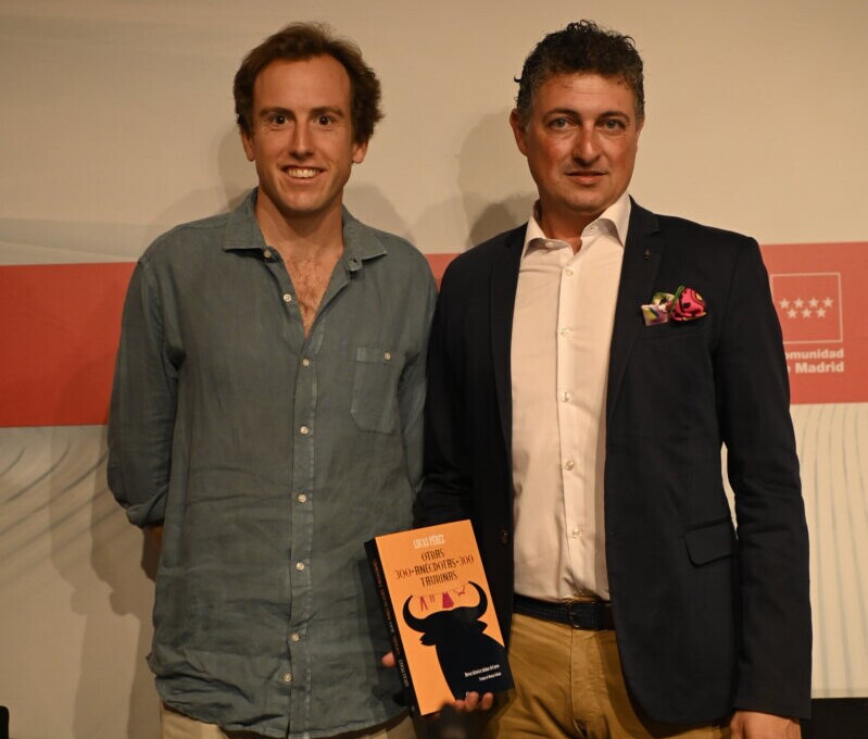 El periodista Lucas Pérez presenta "Otras 300 anécdotas taurinas" junto a Román Collado