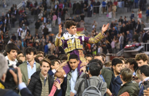 Jarocho, rodeado de jóvenes antes de atravesar la puerta grande. Foto: Javier Arroyo