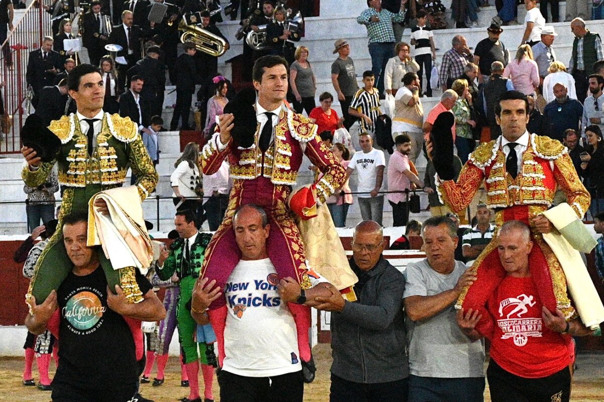 Luque, Aguado, De Justo y el mayoral de Sancho Dávila, a hombros en Santisteban del Puerto