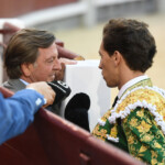 Momento en el que Ginés Marín brinda a Curro Vázquez. Foto: Javier Arroyo