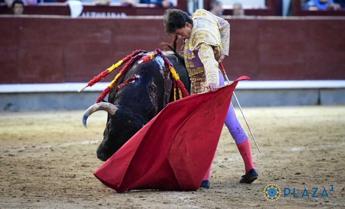 Chicharro cala hondo en Las Ventas en una tarde de puerta grande sin espada