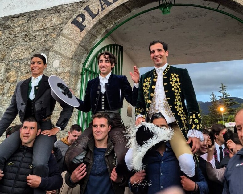 Todos a hombros en la de rejones de Cercedilla