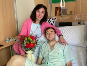 Jesús Moreno, junto a su madre en la clínica Fraternidad-Muprespa de Madrid.