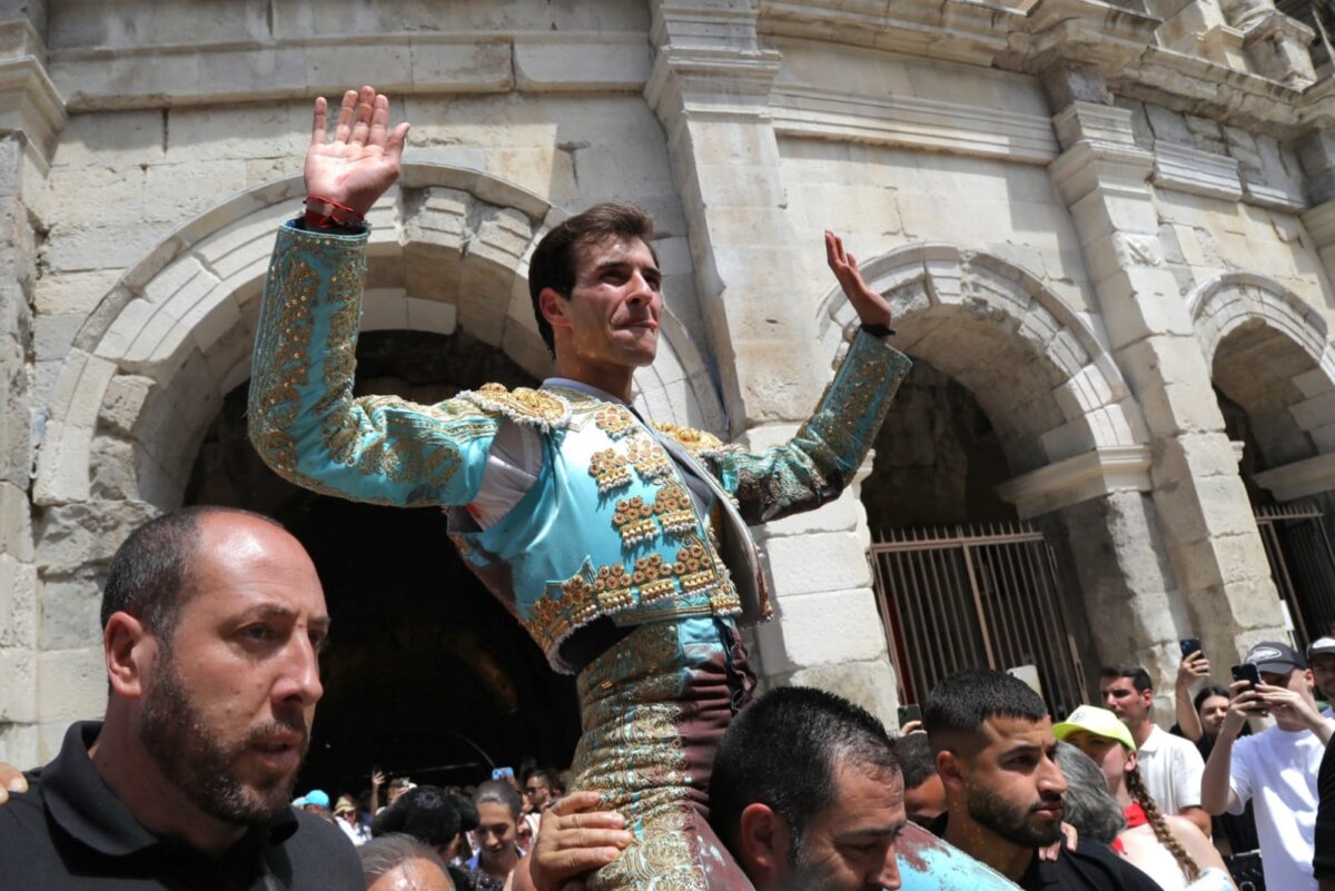 Navalón corta tres orejas en Nimes de una muy enclasada novillada de Piedras Rojas