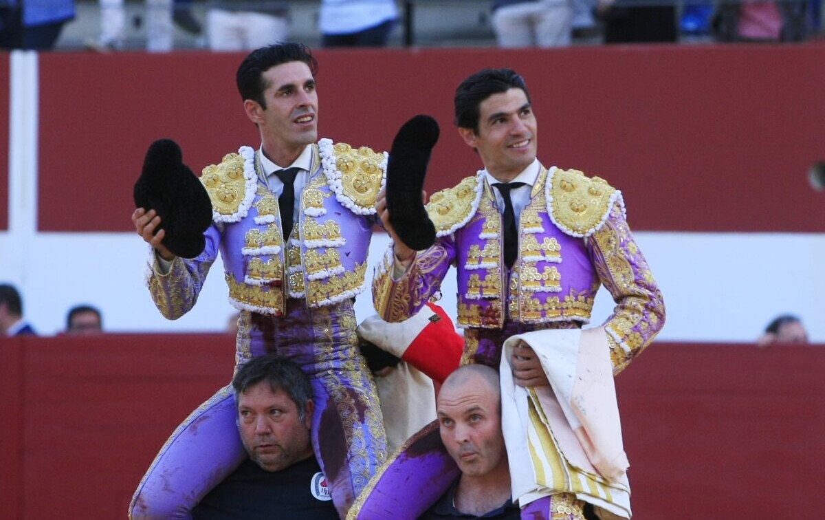 El capote de Aguado brilla en la alternativa de Curro Durán